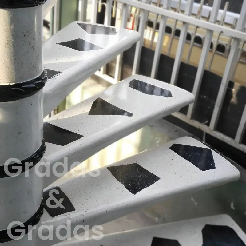Grada libre de dos tramos con descansillo
