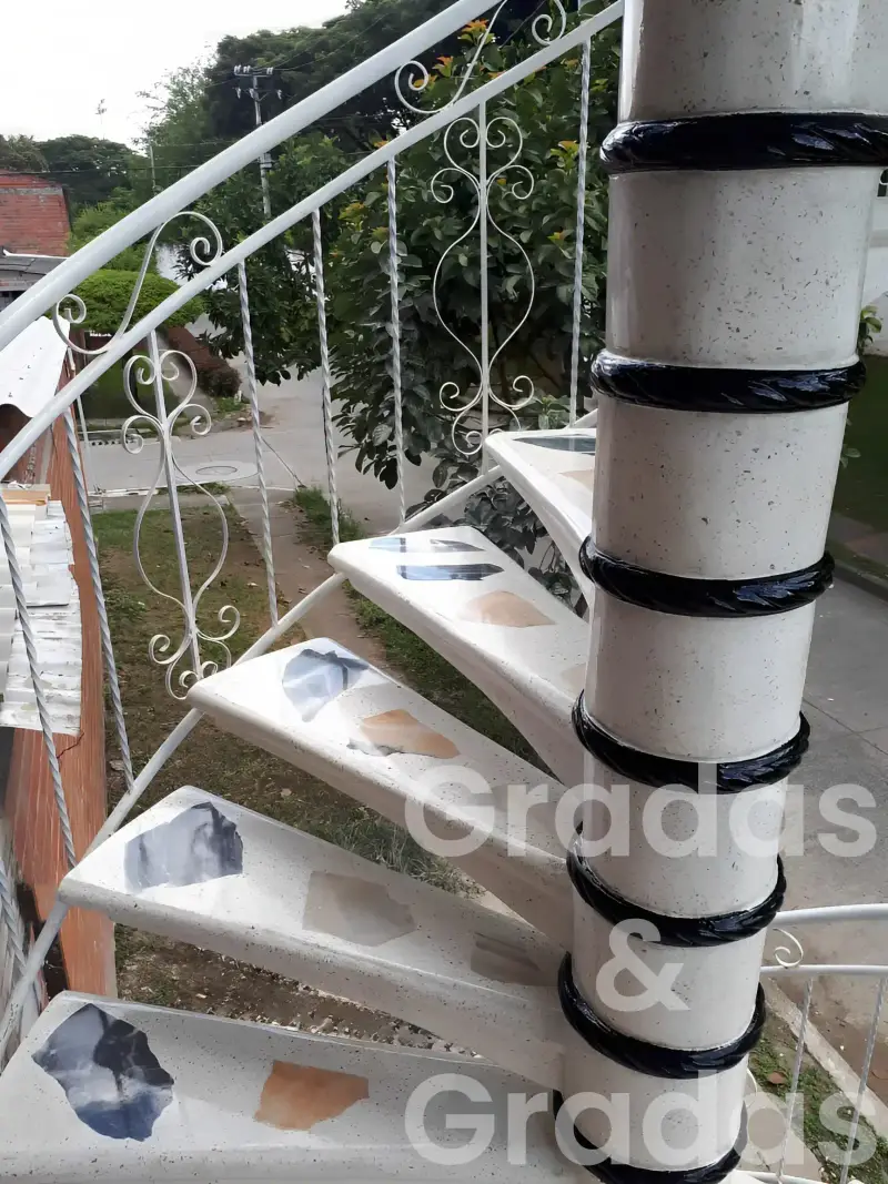 Grada libre con doble tramo y barandilla curva