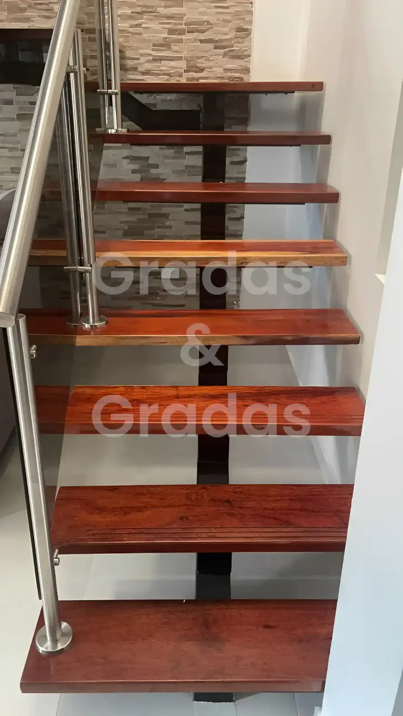 Grada con pasos de madera y pasamanos en acero