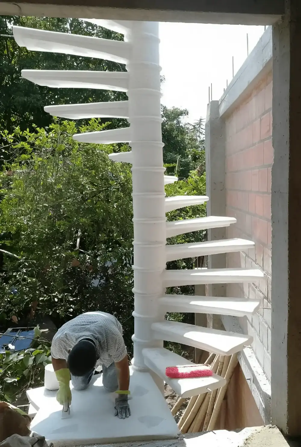Trabajo de acabado durante la instalación de una escalera caracol